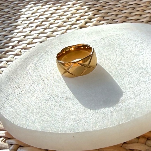 Gold Quilted Women's Ring - Picture 6 of 10